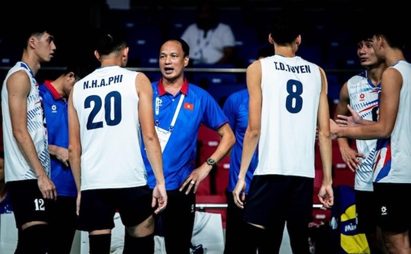 Vietnam men's volleyball team may find a new coach option. Photo: VFV