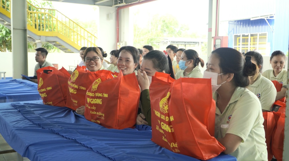Tổ chức Công đoàn quan tâm, đồng hành với doanh nghiệp trong việc chăm lo tốt hơn cho đoàn viên, NLĐ trong dịp Tết. Ảnh: Nguyên Anh