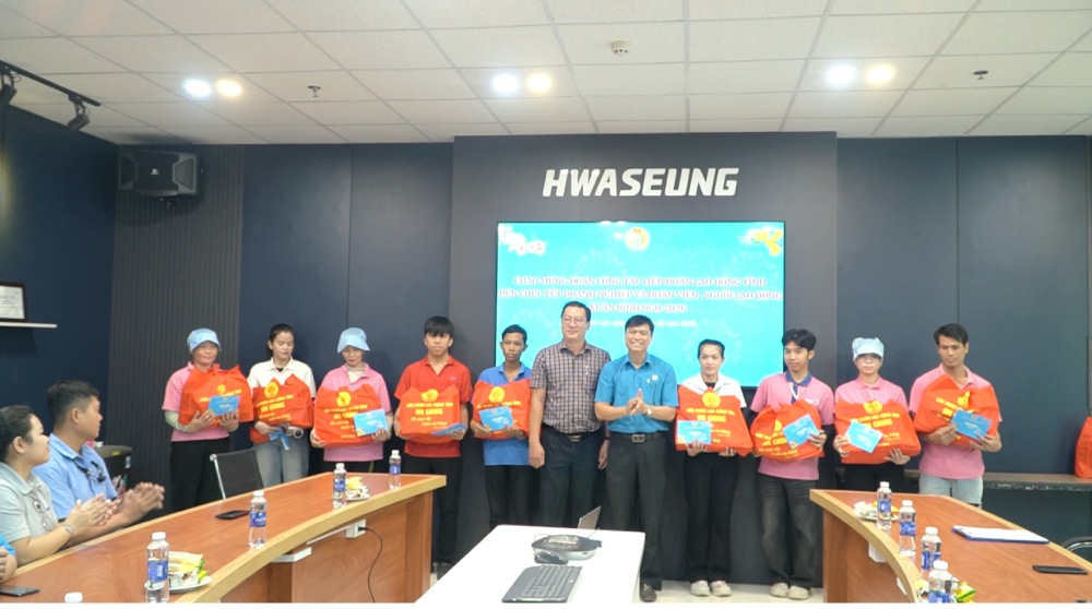 La delegación de trabajo de la Federación Laboral Provincial visita, desea el Tet y entrega regalos a los miembros del sindicato y trabajadores en Hwaseung Rach Gia Co., Ltd. Foto: Nguyen Anh