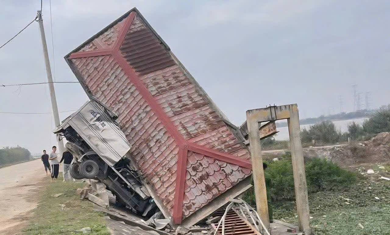 El camión conducido por un aprendiz de conducción causó un accidente que mató a una persona. Foto: Dieu Anh