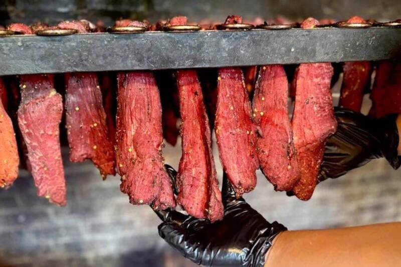 sản phẩm thịt gác bếp, hun khói của HTX, hộ kinh doanh tỉnh Sơn La. Ảnh: Trường Sơn