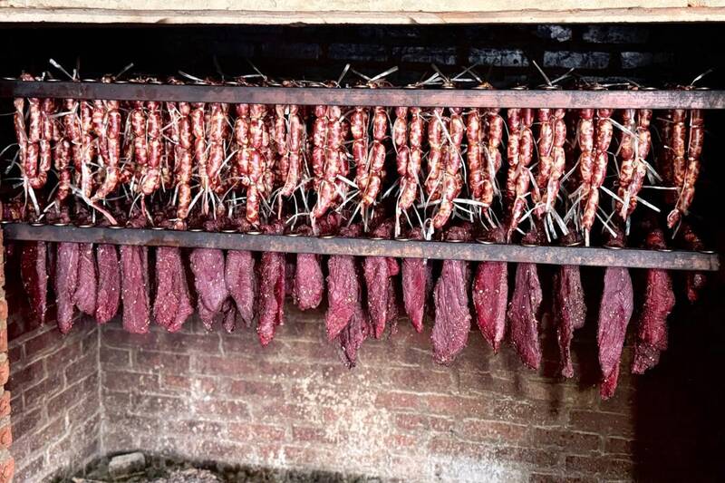 Cơ sở Taydamfood, phường Tô Hiệu chế biến, hun khói thịt gác bếp, lạp xưởng. Ảnh: Nhật Minh