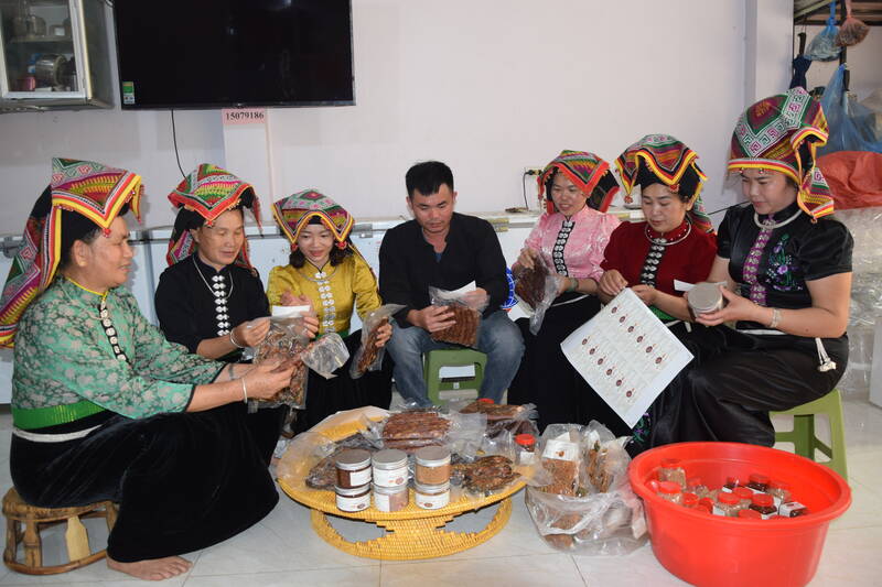 Sản phảm thịt, lạp sườn gác bếp của HTX, hộ kinh doanh xã Sốp Cộp. Ảnh: Trường Sơn