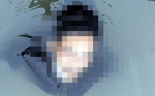 Phát hiện thi thể người đàn ông nổi trên sông Hồng, gần cầu Vĩnh Tuy. Ảnh người dân cung cấp