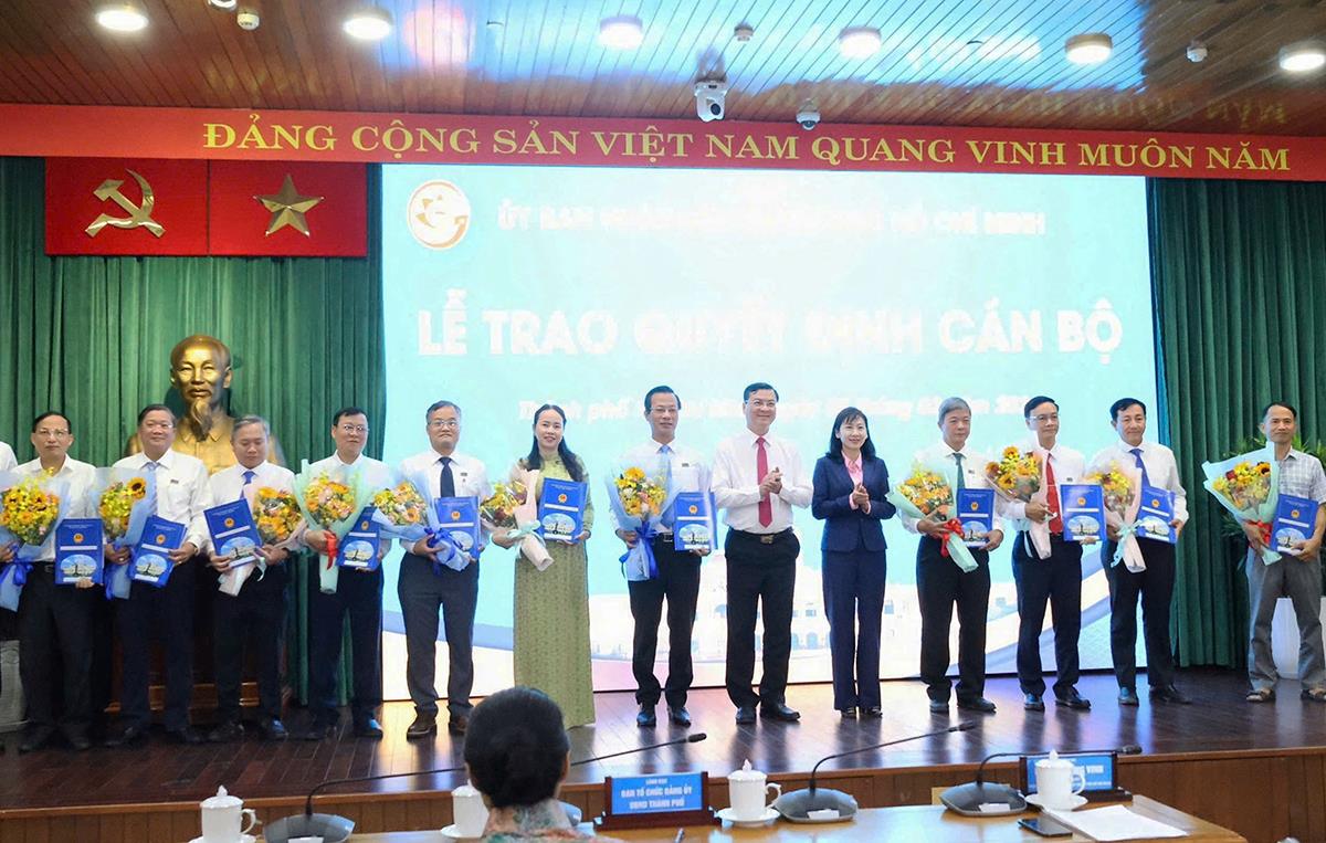 Trao quyết định bổ nhiệm lãnh đạo Ban Quản lý dự án đầu tư xây dựng hạ tầng đô thị TPHCM.  Ảnh: Hà Trang