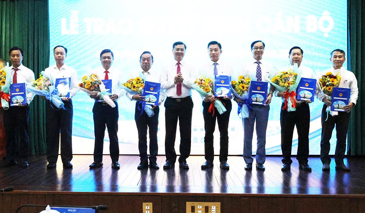 Awarding decisions to appoint leadership positions of the Ho Chi Minh City Traffic Construction Investment Project Management Board. Photo: Ha Trang