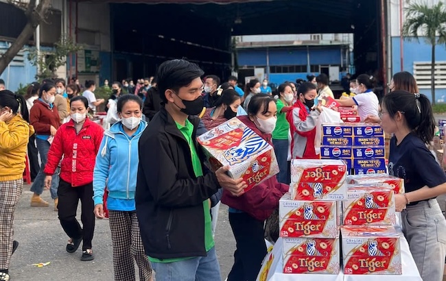Ngoài quà Tết, các chính sách về tiền lương, thưởng tháng 13 và các chế độ bảo hiểm luôn được đơn vị thực hiện đầy đủ, đúng thời hạn. Ảnh: PI Vina Danang