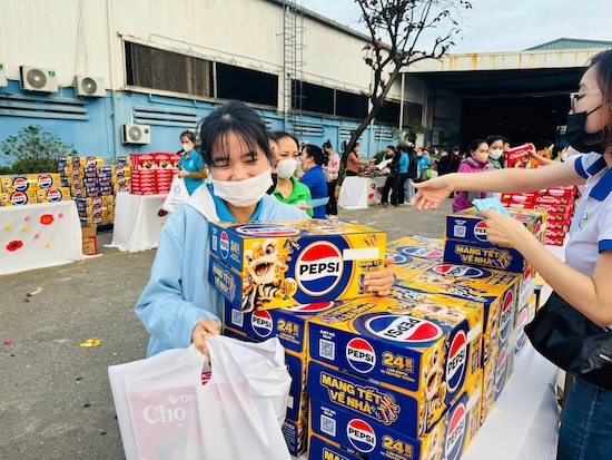Des centaines d'ouvriers et de travailleurs de PI Vina Danang Co., Ltd. reçoivent des cadeaux du Têt. Photo: PI Vina Danang