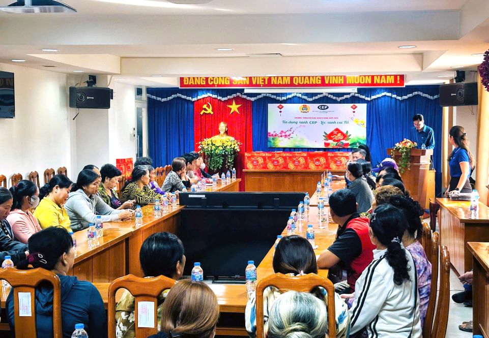Quanh cảnh buổi lễ tặng quà Tết cho khách hàng là người lao động có thu nhập thấp, hộ khó khăn. Ảnh: CEP Chi nhánh Long Xuyên cung cấp