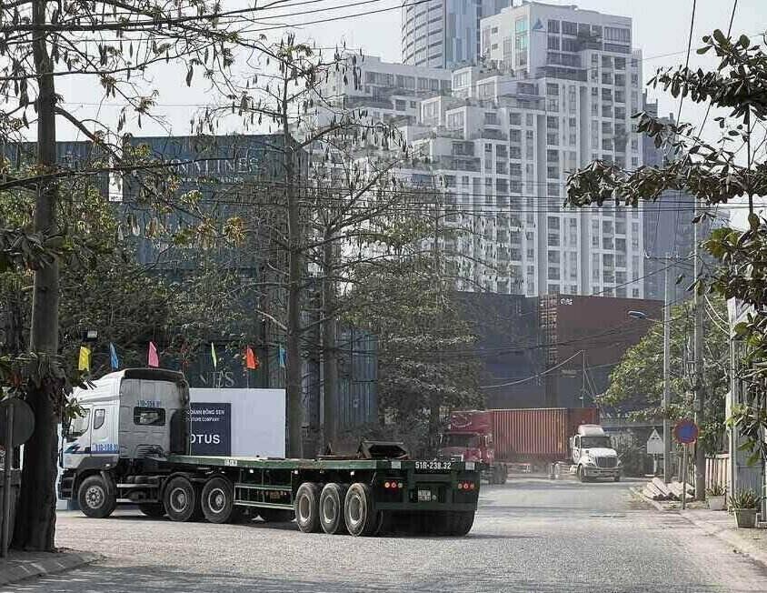 Người dân chung cư Lux Garden phải đi chung tuyến đường huyết mạch phục vụ kho bãi, cảng biển với mật độ xe container dày đặc. Ảnh: Bảo Chương