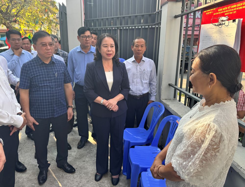 Phó Chủ tịch nước Võ Thị Ánh Xuân đến kiểm tra thực tế tại Khu vực bỏ phiếu số 16. Ảnh: Duy Tuấn 