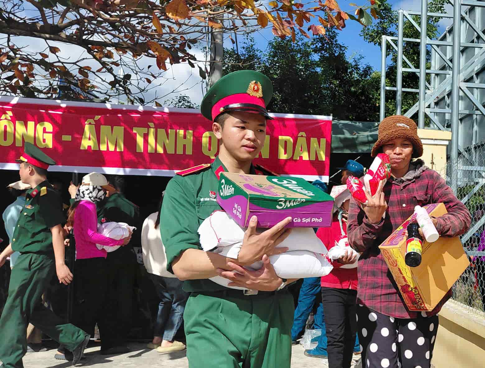 El mercado sin đồng se organiza para difundir el afecto entre el ejército y el pueblo en Khánh Hòa. Foto: Bình Quý