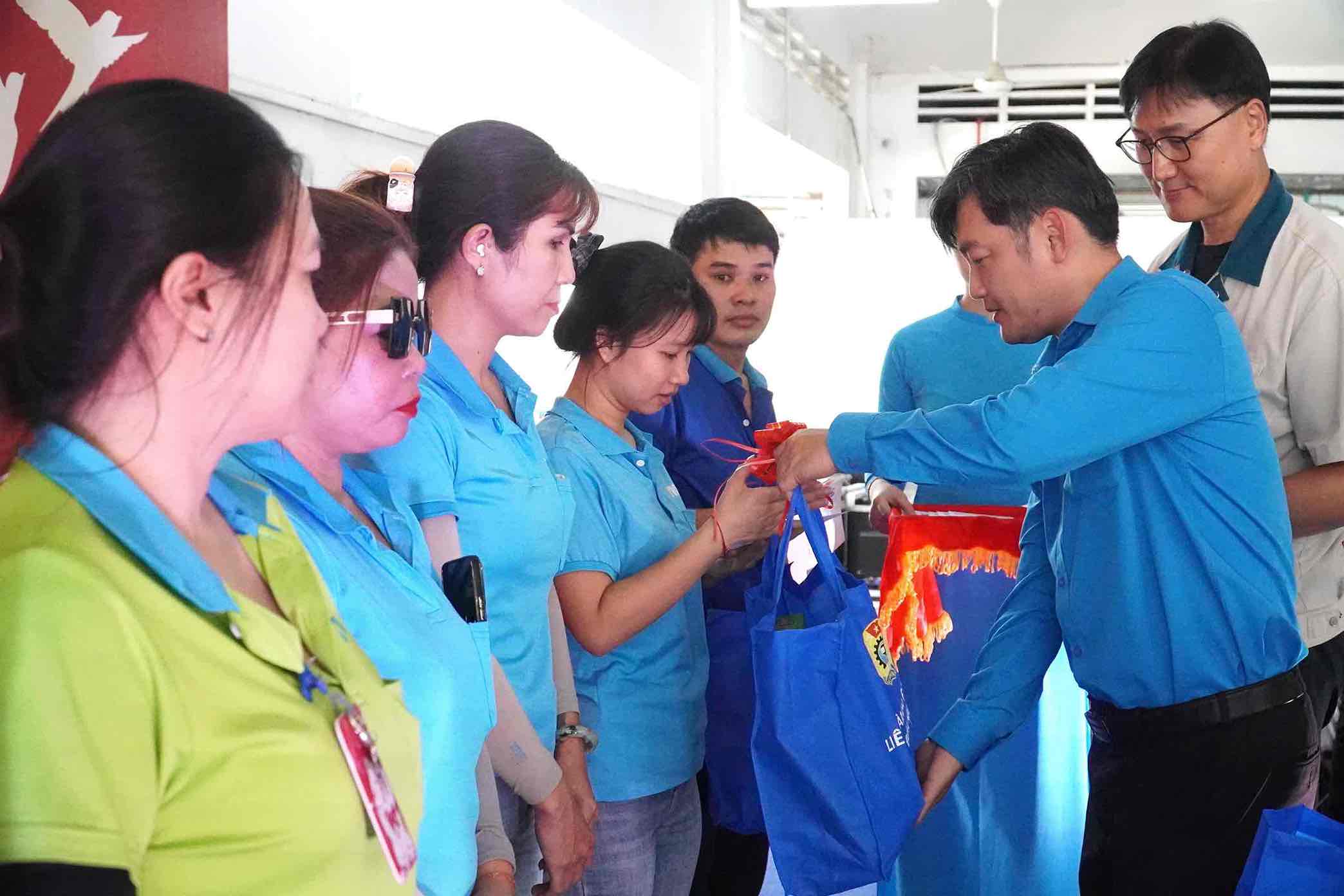 Ông Nguyễn Quốc Dũng - Chủ tịch LĐLĐ tỉnh Đồng Nai trao quà Tết cho công nhân khó khăn tại Công ty CP TKG Taekwang Vina. Ảnh: HAC