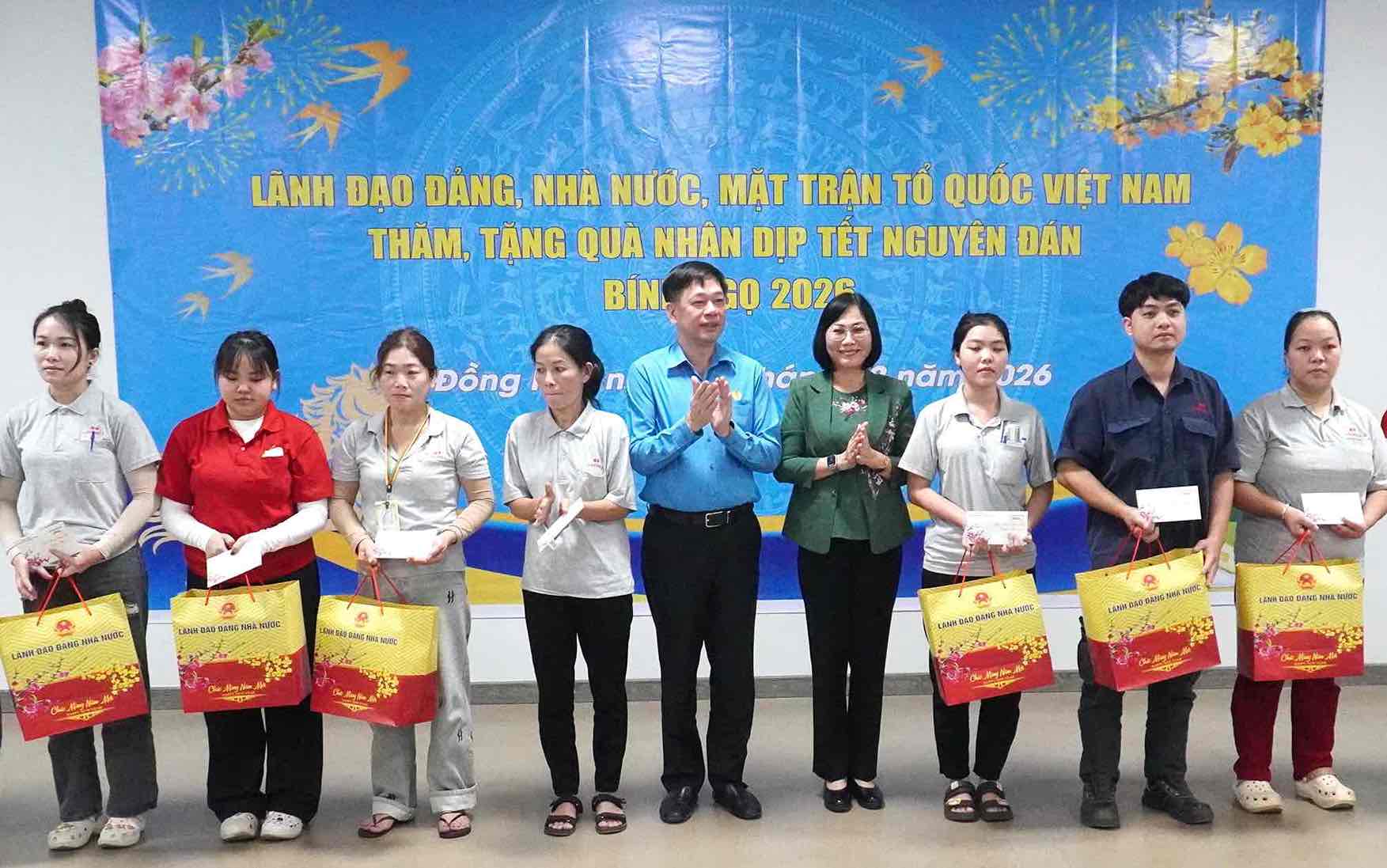 La Sra. Nguyen Thi Hoang - Vicepresidenta del Comité Popular Provincial de Dong Nai (cuarta desde la derecha) entrega regalos de Tet a miembros del sindicato y trabajadores en circunstancias difíciles en Longwell Co., Ltd. (Parque Industrial Dau Giay). Foto: HAC