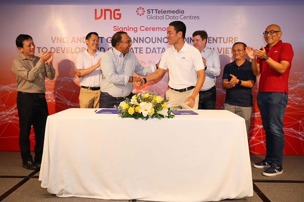 Đại diện liên doanh STT GDC và VNG tại lễ ra mắt hợp tác vận hành và phát triển trung tâm dữ liệu tại Việt Nam. Ảnh: STT GDC Vietnam