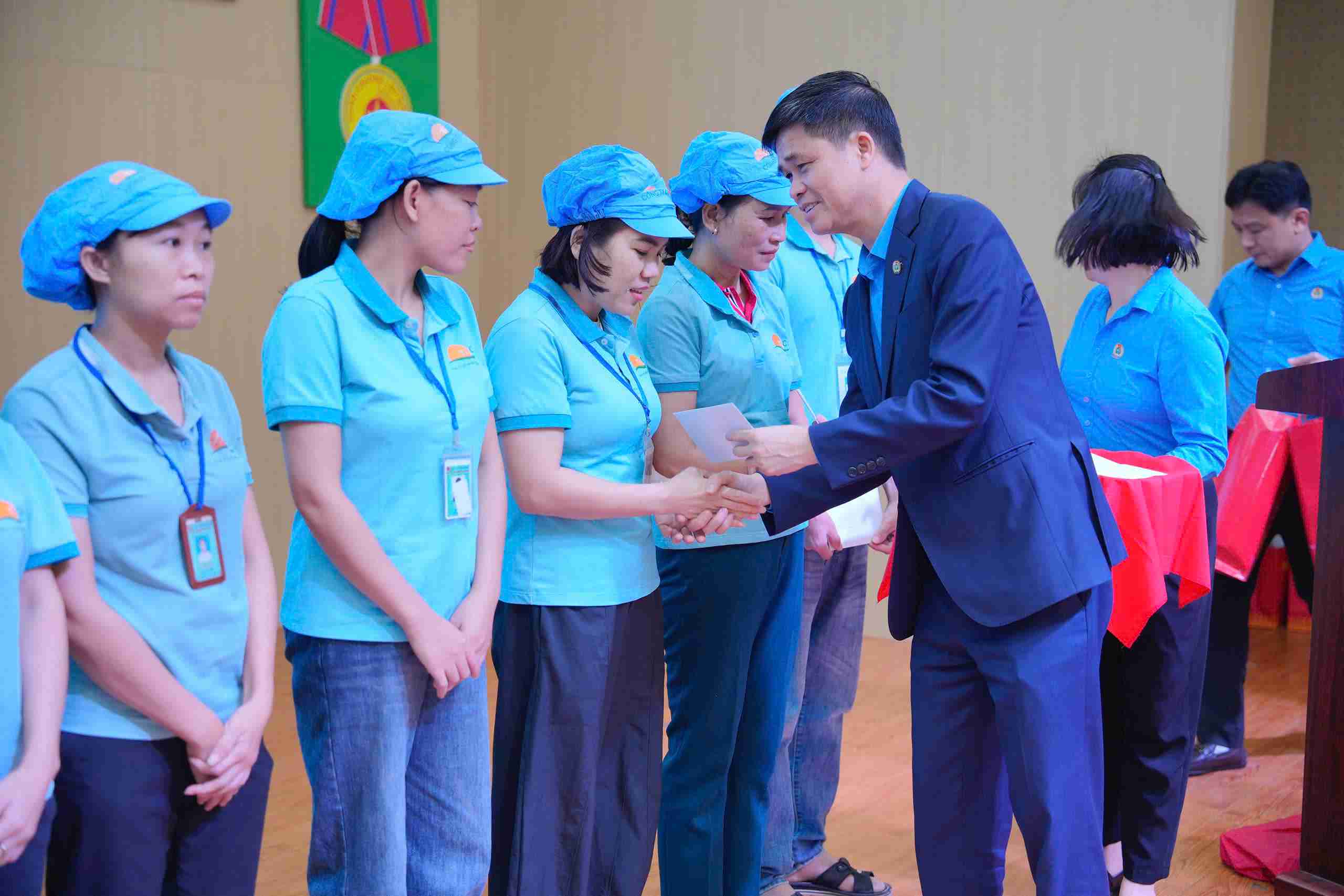 Workers of Tien Hung Joint Stock Company excitedly receive Tet gifts before the Binh Ngo Spring. Photo: Minh Quan