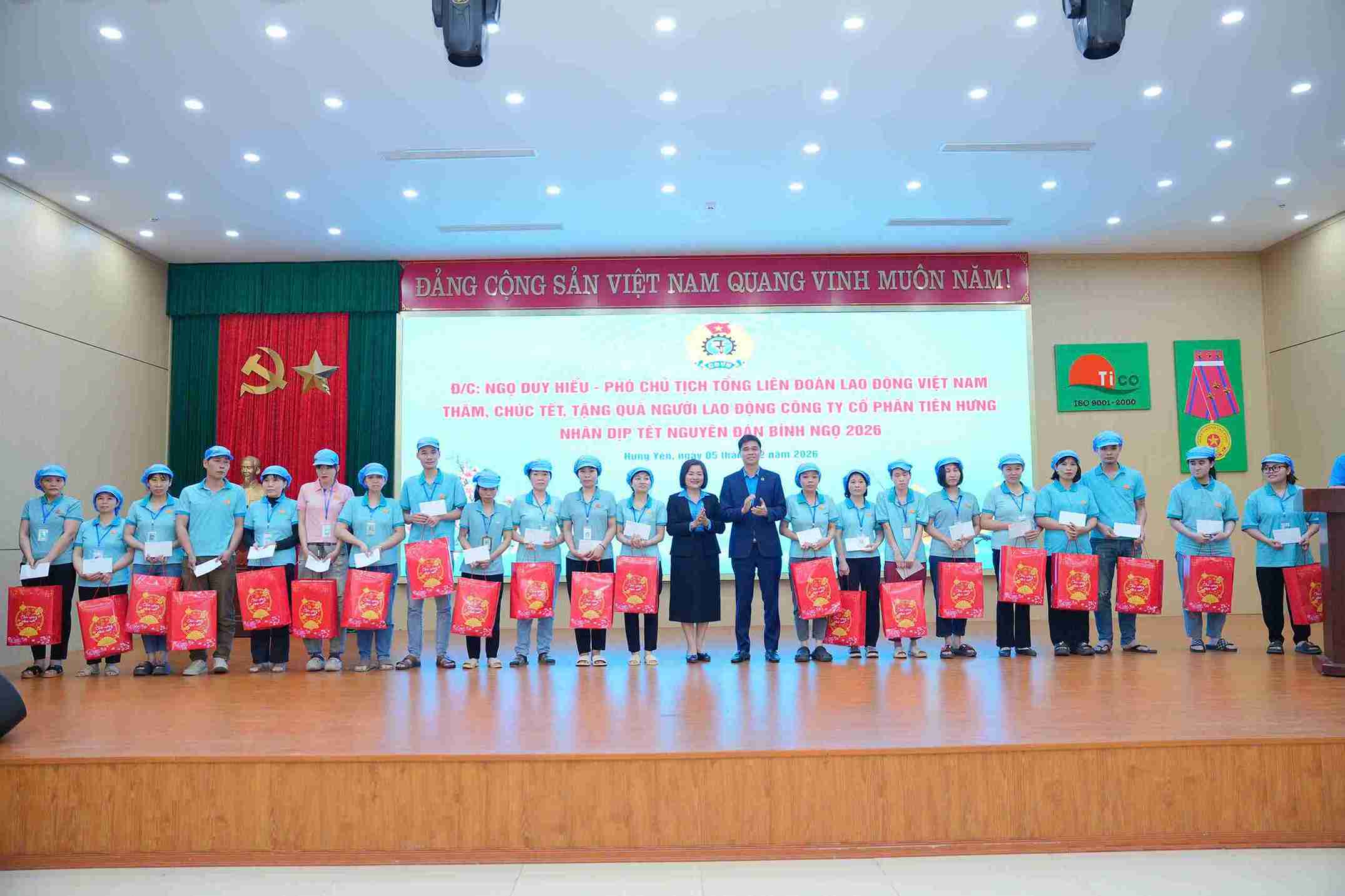 Không khí ấm áp tại buổi thăm, tặng quà Tết cho người lao động Tiên Hưng.