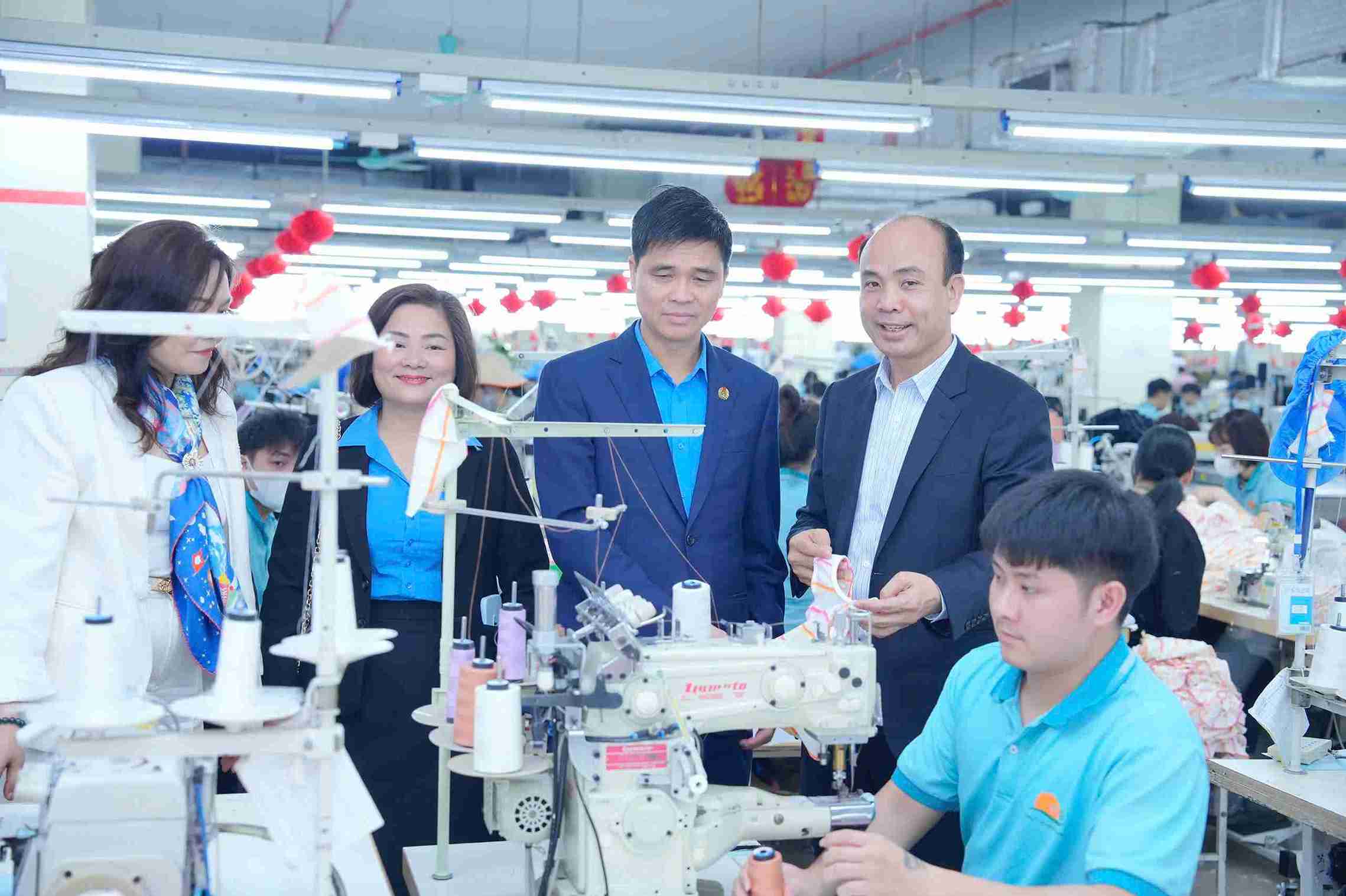 Lãnh đạo Tổng Liên đoàn Lao động Việt Nam thăm hỏi, động viên công nhân tại chuyền may