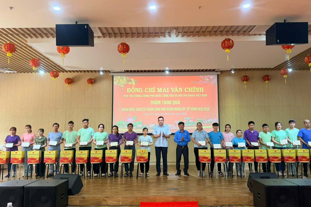 Chủ tịch Liên đoàn Lao động tỉnh Tây Ninh Trần Lê Duy (áo xanh) trao quà cho công nhân, người lao động. Ảnh: Lê Tâm