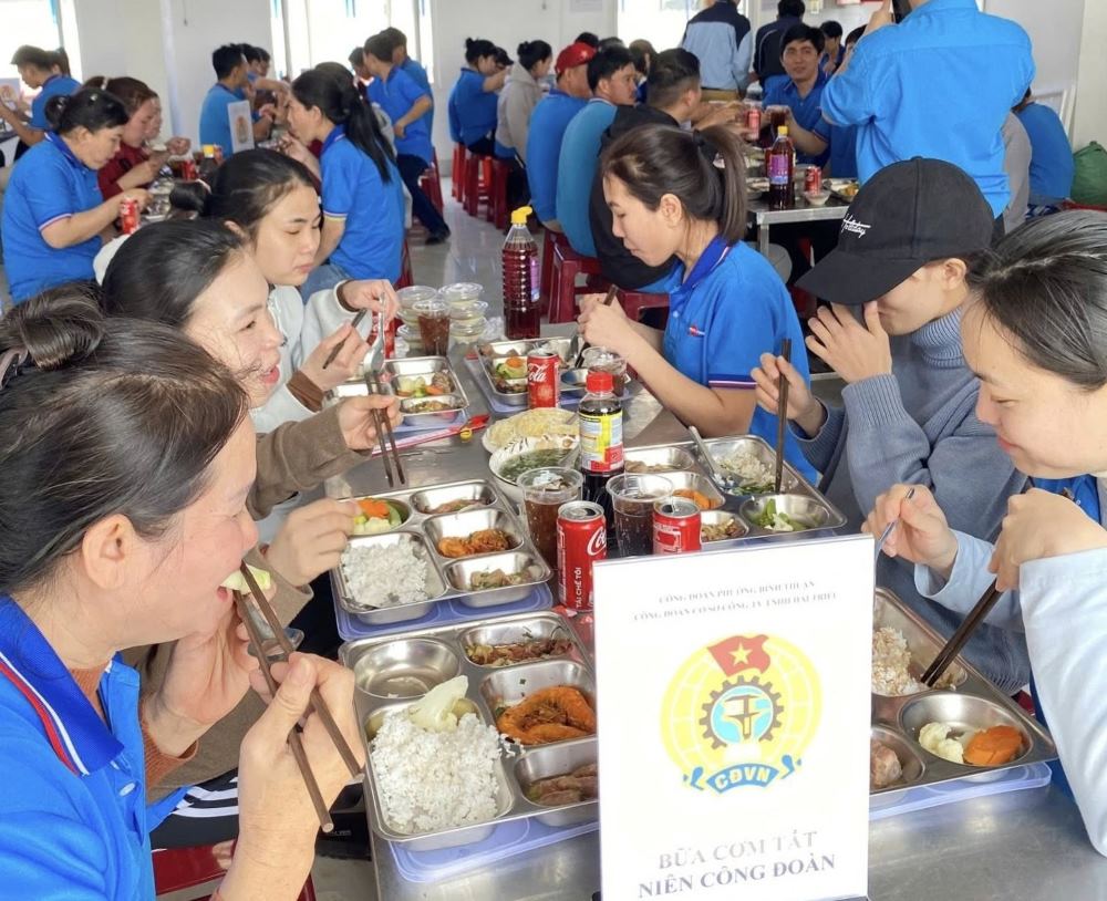 Đoàn viên, người lao động ăn bữa cơm tất niên công đoàn. Ảnh: Phạm Duy 