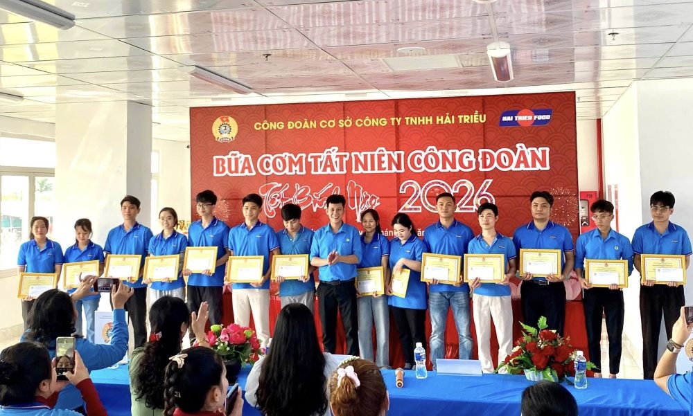 14 đoàn viên được công đoàn cơ sở tặng giấy khen. Ảnh: Phạm Duy 