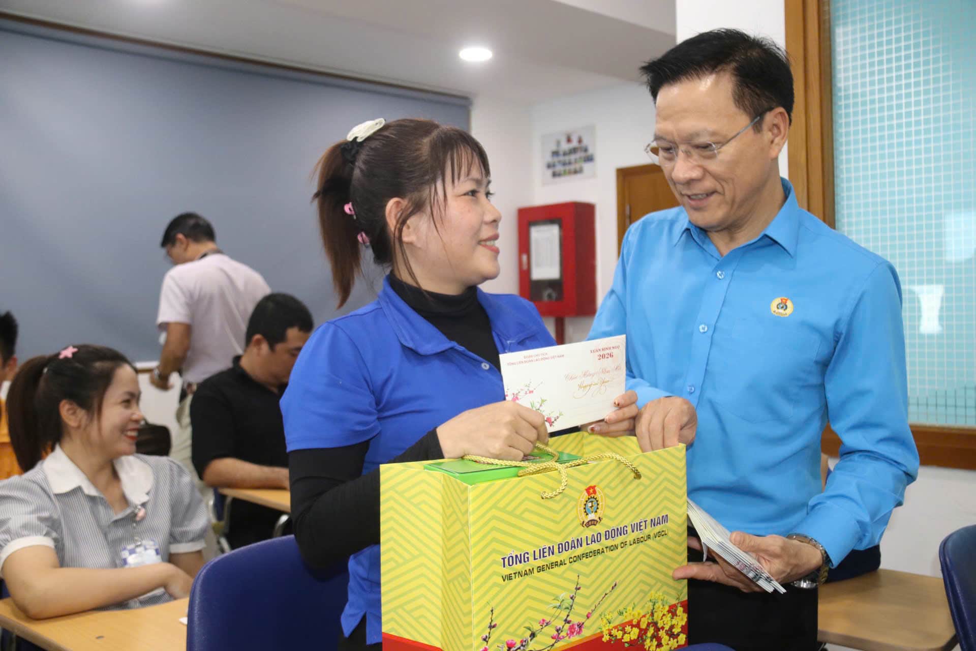 Chủ tịch Liên đoàn Lao động tỉnh Khánh Hòa Phan Thanh Liêm ân cần hỏi thăm tình hình lao động sản xuất và tặng quà cho công nhân. Ảnh: Thanh Thúy