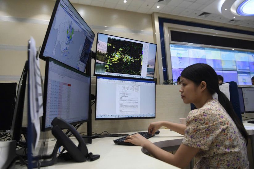 Officials of the National Center for Hydro-Meteorological Forecasting analyze data during the storm duty night. Photo: THAO ANH
