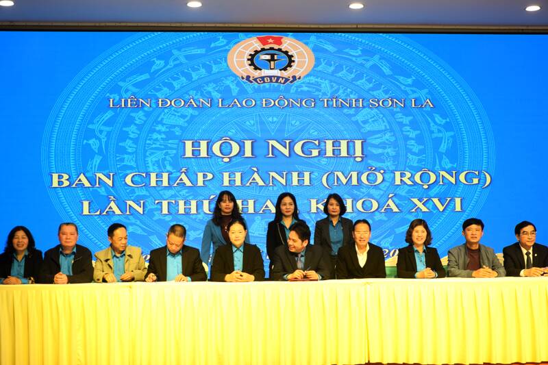 Các công đoàn cơ sở kí giao ước thi đua năm 2026. Ảnh: Trường Sơn