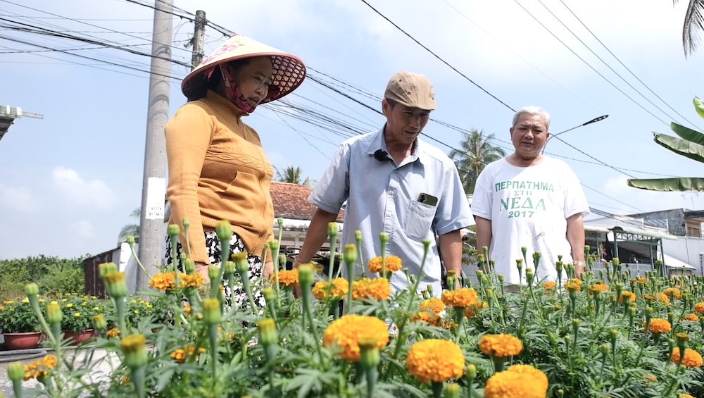 Tet flower selling in the style of village and neighborhood affection in the Mekong Delta