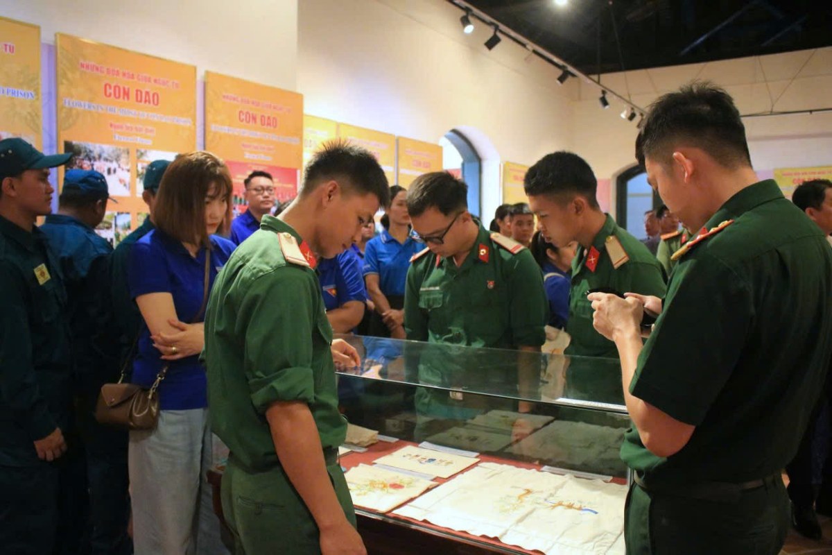 A large number of young people and soldiers learn about images, documents, and artifacts at the thematic exhibition. Photo: Khanh Nam