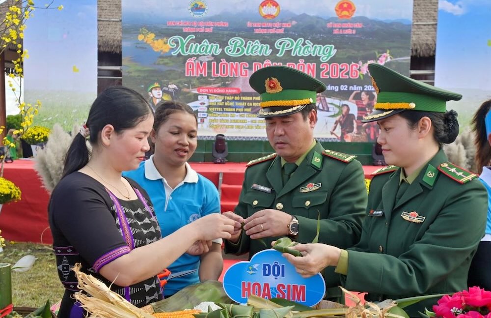 People in the mountainous commune of Hue City welcome Tet early and warmly. Photo: Vo Tien