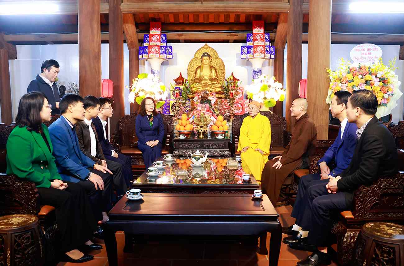 La Sra. Nguyen Thi Huong, Subsecretaria Permanente del Comité del Partido Provincial de Bac Ninh, junto con los delegados, visitan y desean el Tet al Venerable Thich Thanh Dung. Foto: Duong Thuy