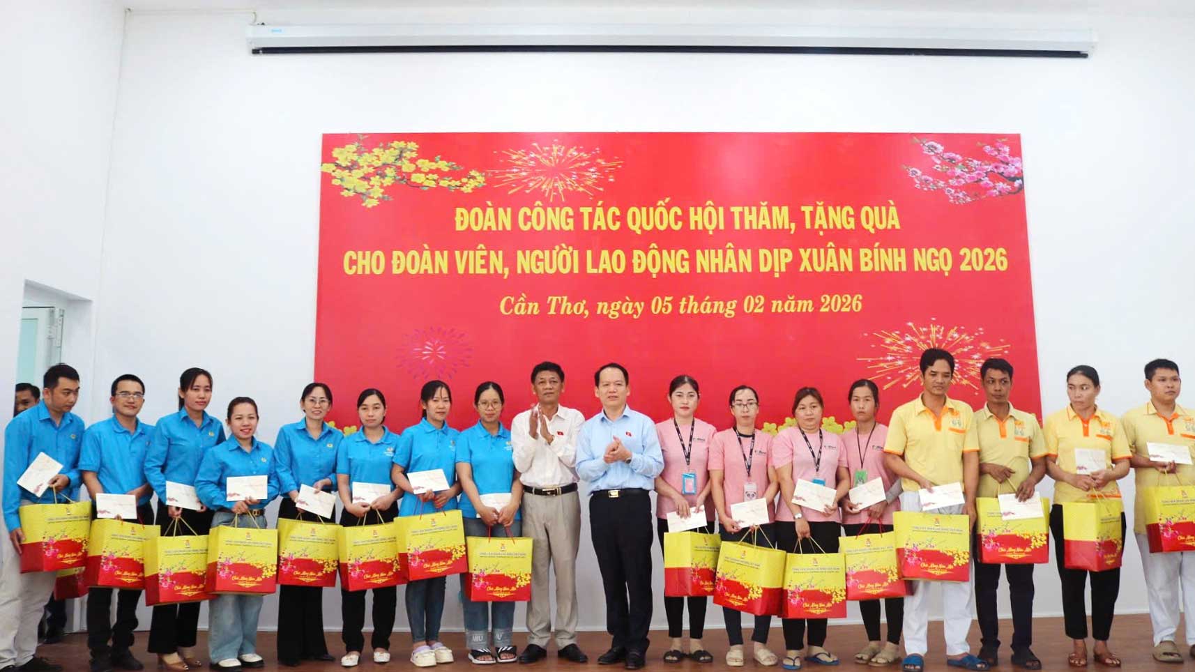 Ông trao quà cho ĐV, NLĐ. Ảnh: LĐLĐ TP Cần Thơ