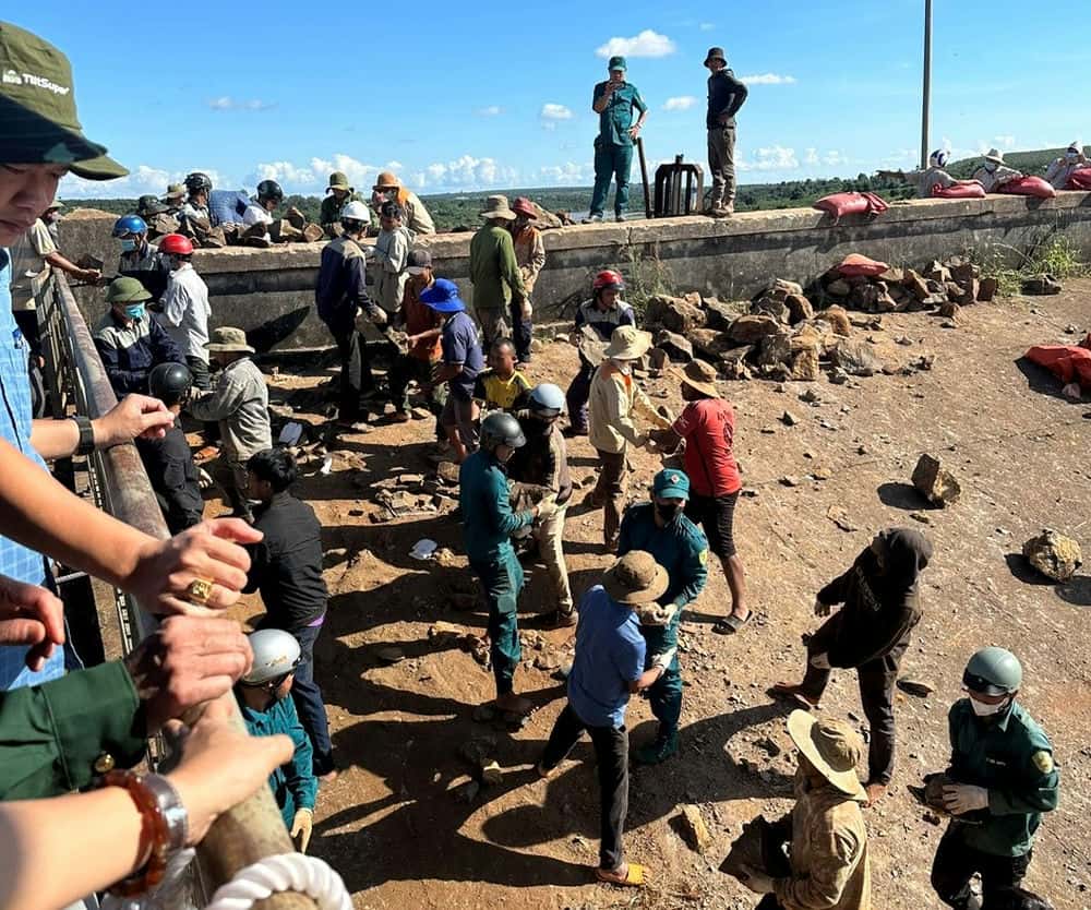 Dozens of people are present at the Ia Ring dam site to repair and fix the incident. Photo: Thanh Tuan