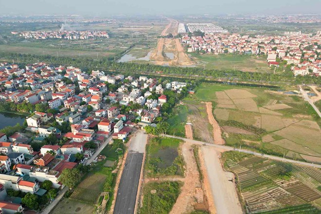 The Ministry of Agriculture and Environment answers citizens regarding regulations on land use right agreements. Photo: Huu Chanh