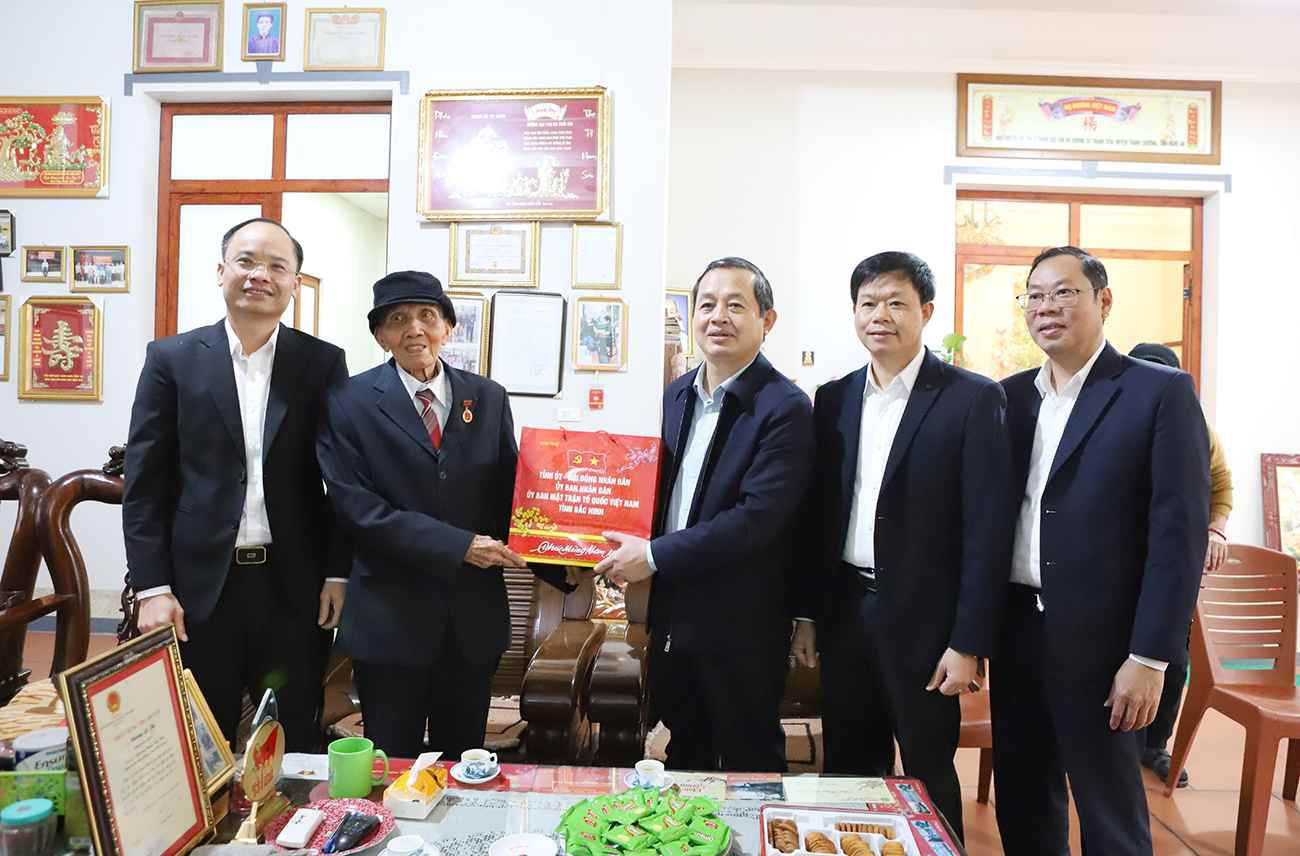 El presidente del Comité Popular Provincial de Bắc Ninh, Phạm Hoàng Sơn, y la delegación de trabajo visitan y entregan regalos de Tết a la veterana revolucionaria Dương Lê Thị. Foto: Nguyễn Miền