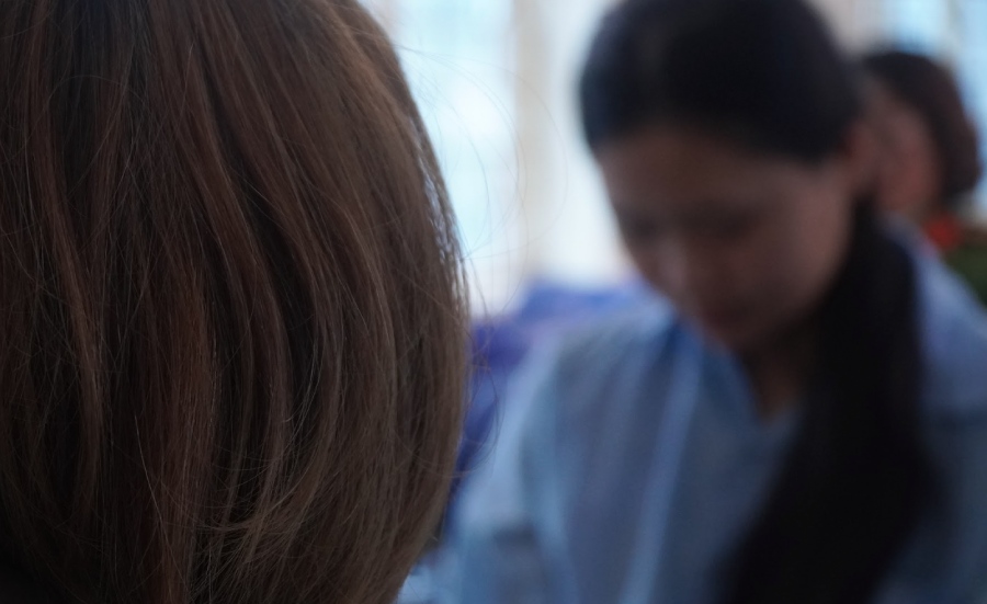 Minh Tâm chỉ cúi đầu khi trò chuyện với phóng viên. Ảnh: Minh Vũ