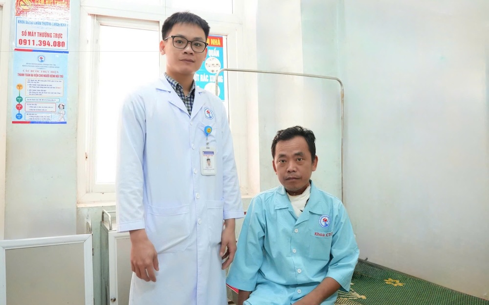 Patient with deep teeth leading to severe necrosis in the neck and chest area. Photo: Quang Tri Provincial General Hospital