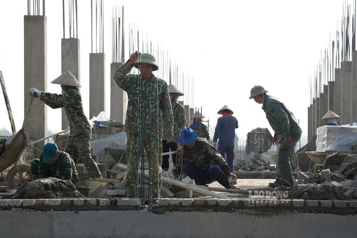 Labor atmosphere at the construction site of Thanh Yen Inter-level Boarding School, Dien Bien province. Photo: Quang Dat