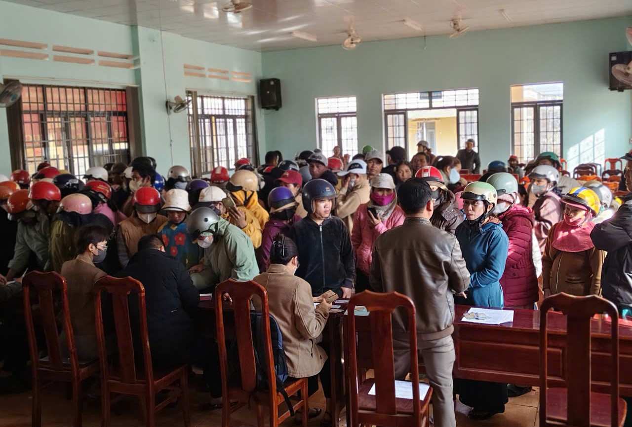 Người dân khó khăn ở các thôn, buôn trong xã đến nhận quà Tết. Ảnh: Bảo Trung