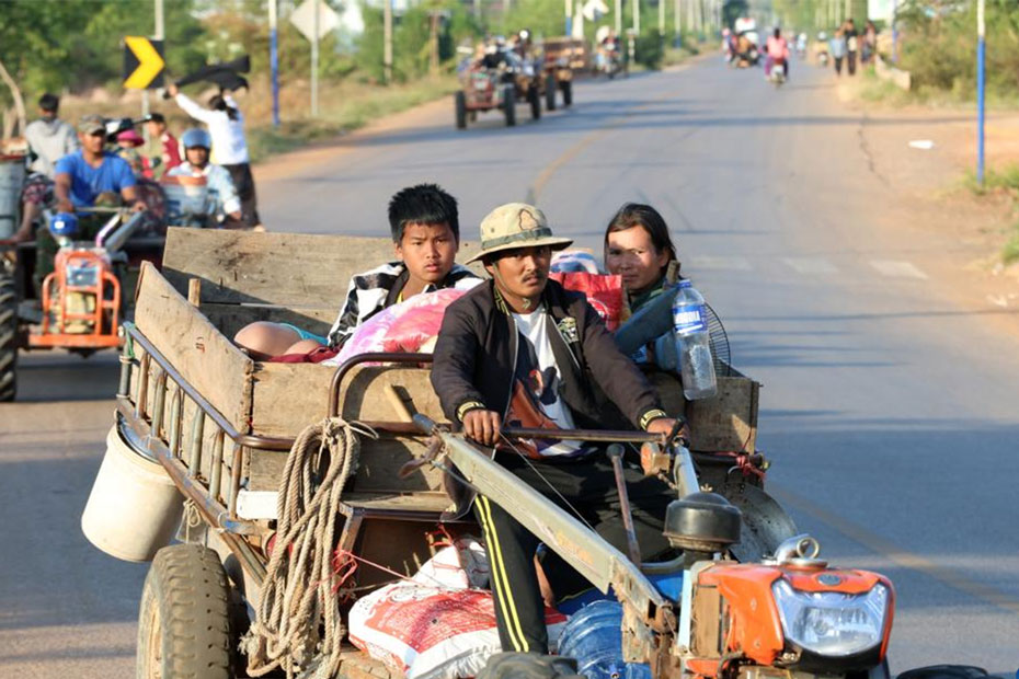 Cambodian people evacuate from the border area as the conflict between Thailand and Cambodia escalates in December 2025. Photo: Xinhua