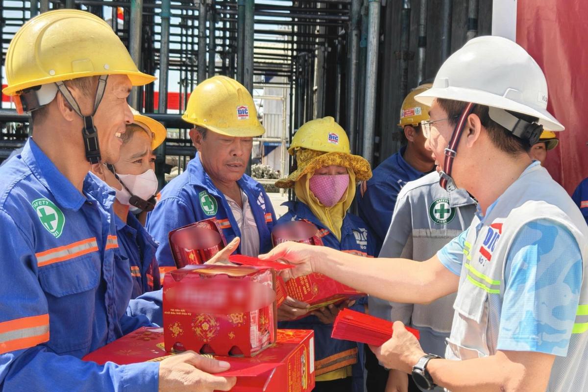 Công nhân nhận quà Tết tại công trường xây dựng. Ảnh: CĐDIC