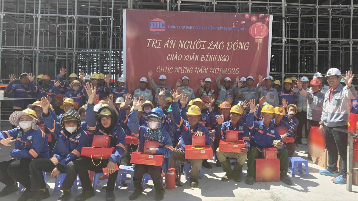 Giving Tet gifts to workers at the construction site. Photo: CDIC