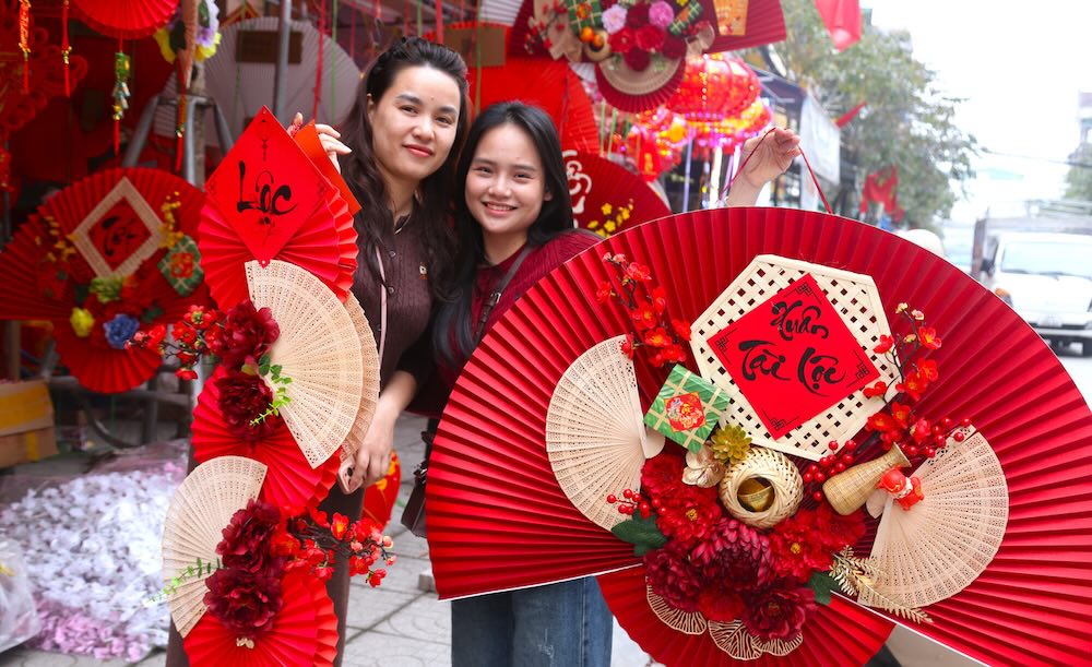 Tet decorations are displayed and sold in every street in Nghe An. Photo: T. Hien