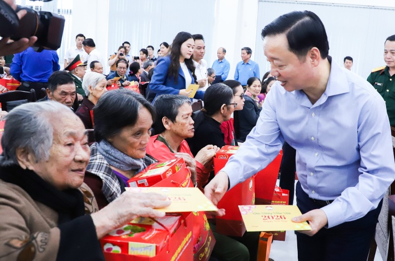 Phó Thủ tướng Chính phủ Trần Hồng Hà tặng quà Tết, động viên bà con Đà Nẵng vượt khó sau thiên tai. Ảnh: Trường An