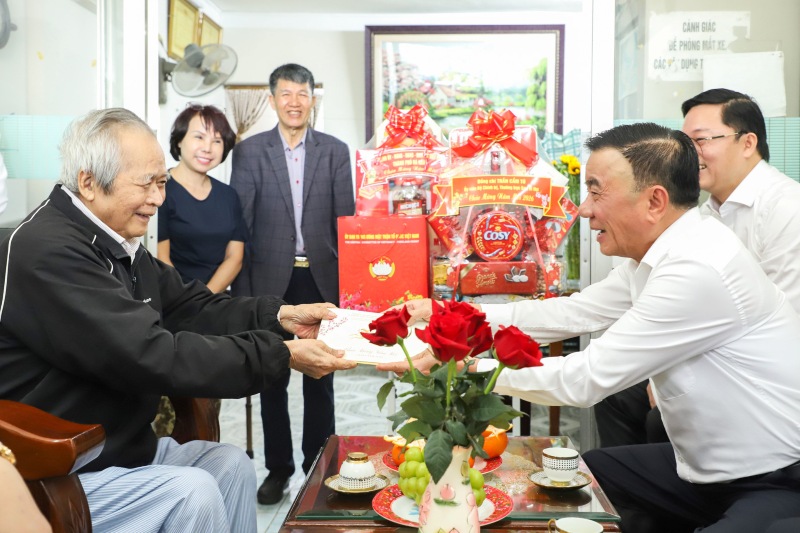 Ủy viên Bộ Chính trị, Thường trực Ban Bí thư Trần Cẩm Tú thăm, tặng quà gia đình chính sách tại Đà Nẵng. Ảnh: Trường An