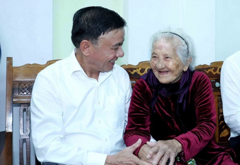 Standing Secretary of the Secretariat Tran Cam Tu cordially inquired and wished good health to Heroic Vietnamese Mother Nguyen Thi Su in Da Nang. Photo: Nguyen Hoang