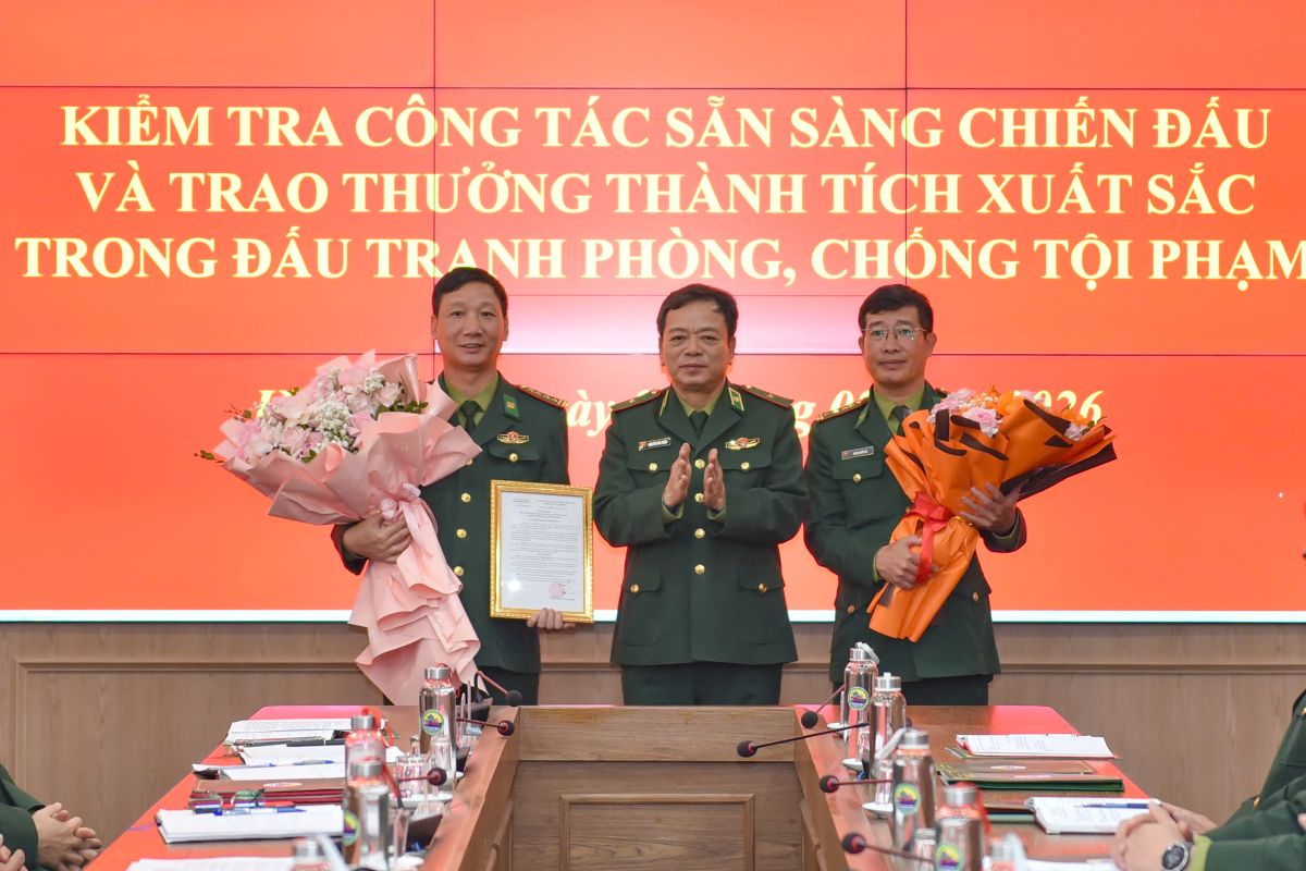 Bộ Tư lệnh Bộ đội Biên phòng khen thưởng Bộ đội Biên phòng Hải Phòng nhờ thành tích xuất sắc trong đấu tranh chống buôn lậu, gian lận thương mại. Ảnh: Cổng TTĐT Hải Phòng