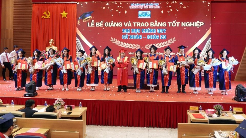 Assoc. Prof. Dr. Luong Minh Cu - Rector of Cuu Long University presents graduation diplomas to new bachelors at the closing ceremony. Photo: Hoang Loc