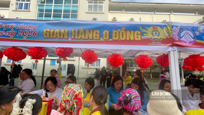 Gian hàng không đồng của công đoàn phường Cam Đường đã hết sạch sau 10 phút mở bán. Ảnh: Đinh Đại